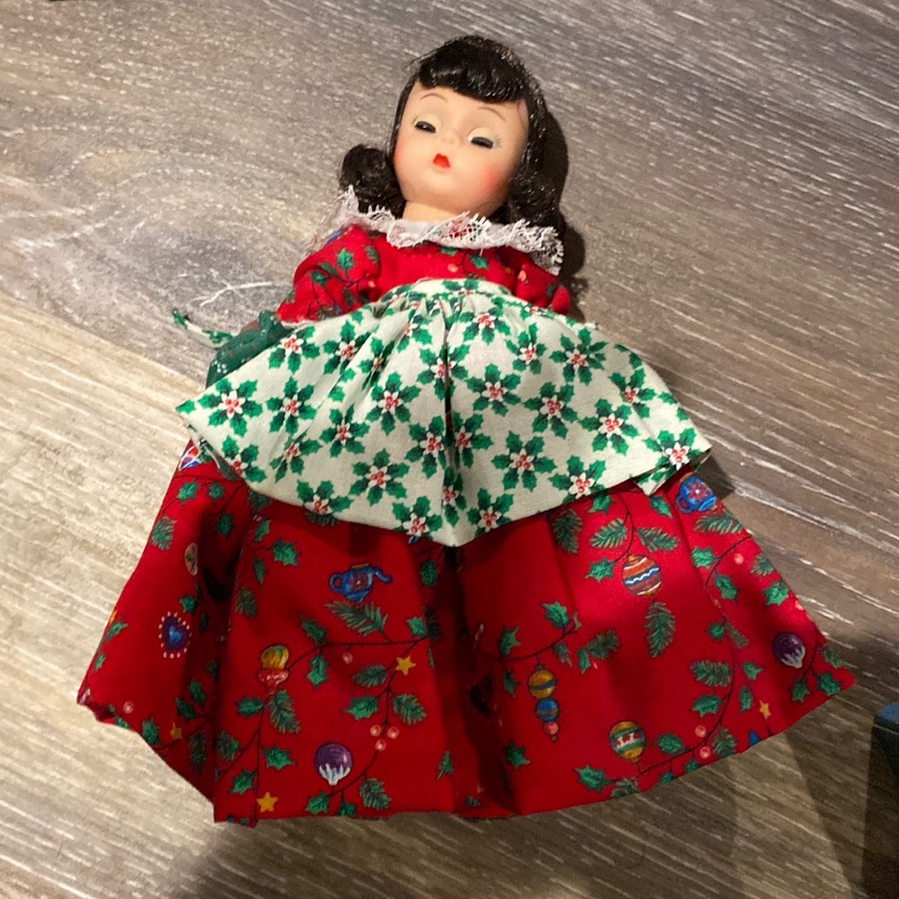 270) Hallmark Ornament 2000 (#5) & 8″ Madame Alexander Christmas Holly w/Box